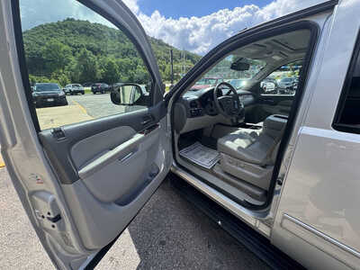 2010 GMC Yukon XL, $6990. Photo 9