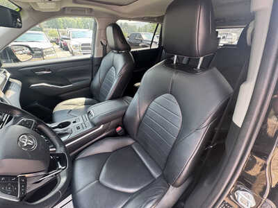 2021 Toyota Highlander, $29175. Photo 11