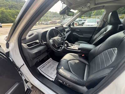 2021 Toyota Highlander, $28175. Photo 12