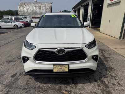 2021 Toyota Highlander, $28175. Photo 2
