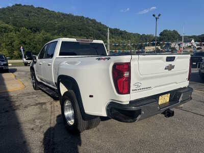 2022 Chevrolet 3500 Crew Cab, $48175. Photo 5