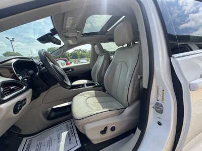 2021 Chrysler Pacifica, $28175. Photo 12