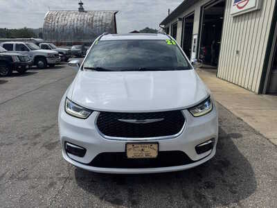 2021 Chrysler Pacifica, $28175. Photo 2