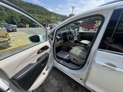 2021 Chrysler Pacifica, $28175. Photo 8