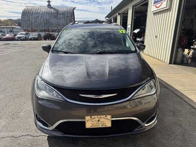 2017 Chrysler Pacifica, $12990. Photo 2