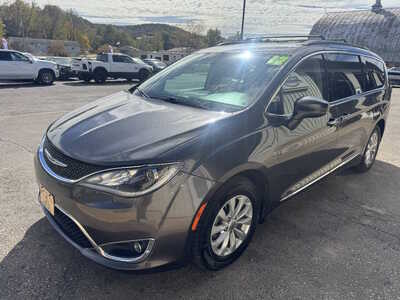 2017 Chrysler Pacifica, $12990. Photo 3