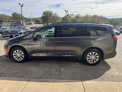 2017 Chrysler Pacifica, $12990. Photo 4