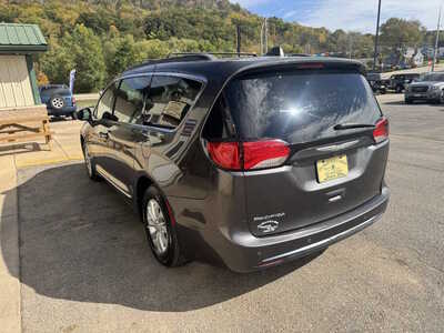 2017 Chrysler Pacifica, $12990. Photo 5