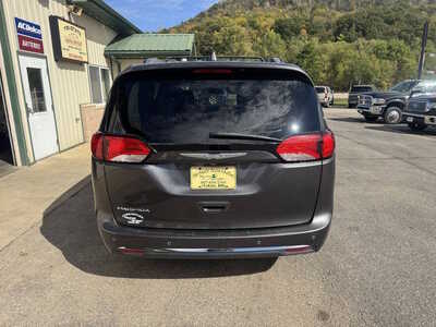 2017 Chrysler Pacifica, $12990. Photo 6