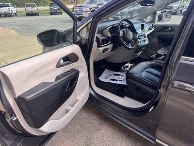 2017 Chrysler Pacifica, $12990. Photo 9