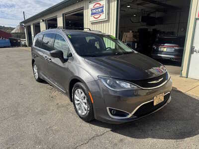 2017 Chrysler Pacifica, $12990. Photo 1