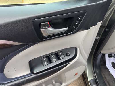 2015 Toyota Highlander, $17990. Photo 10