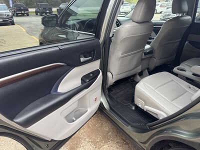 2015 Toyota Highlander, $17990. Photo 12