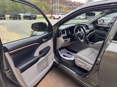 2015 Toyota Highlander, $17990. Photo 9