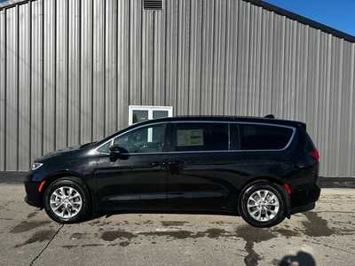 2025 Chrysler Pacifica, $45095.0. Photo 2