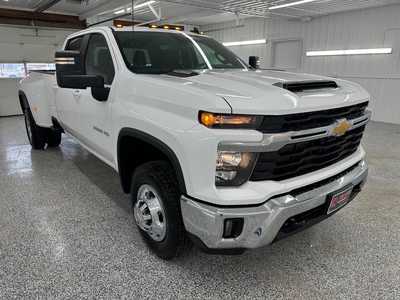 2025 Chevrolet 3500 Crew Cab, $70895.0. Photo 6