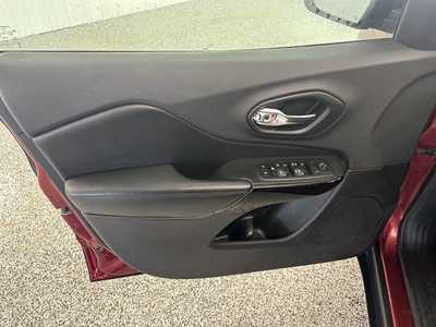2019 Jeep Cherokee, $13995.0. Photo 8