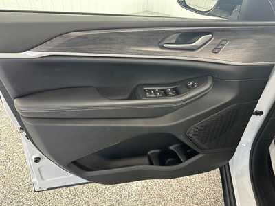 2023 Jeep Grand Cherokee, $38995.0. Photo 10