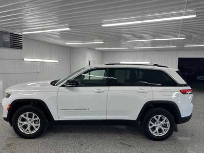 2023 Jeep Grand Cherokee, $38995.0. Photo 2