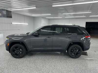 2023 Jeep Grand Cherokee, $37995.0. Photo 2