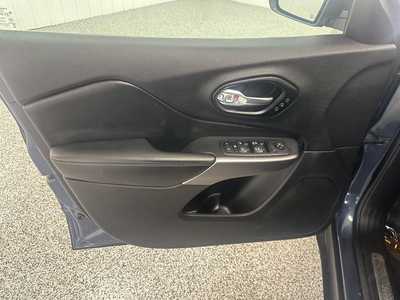 2021 Jeep Cherokee, $28995.0. Photo 8