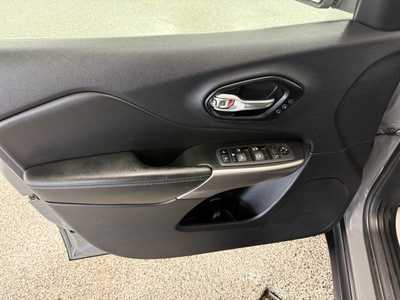 2022 Jeep Cherokee, $29995.0. Photo 12