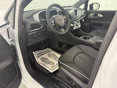 2026 Chrysler Pacifica, $55980.0. Photo 12