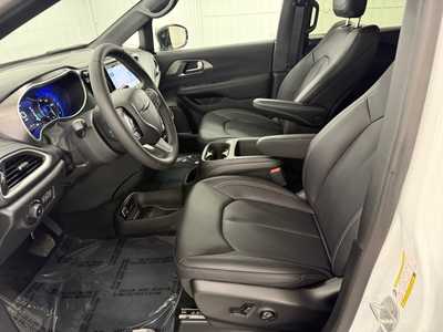 2026 Chrysler Pacifica, $47390.0. Photo 11
