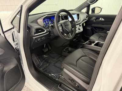 2026 Chrysler Pacifica, $47390.0. Photo 12