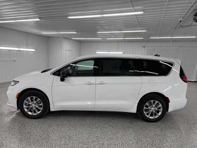 2026 Chrysler Pacifica, $47390.0. Photo 2