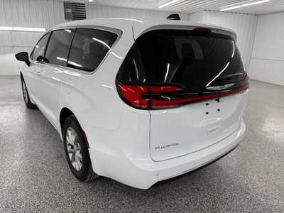 2026 Chrysler Pacifica, $47390.0. Photo 3