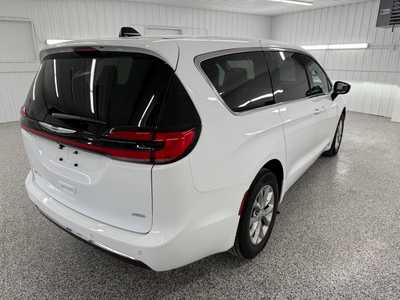 2026 Chrysler Pacifica, $47390.0. Photo 4