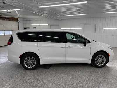 2026 Chrysler Pacifica, $47390.0. Photo 5