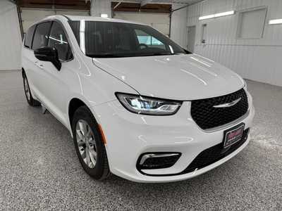 2026 Chrysler Pacifica, $47390.0. Photo 6