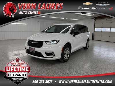 2026 Chrysler Pacifica, $47390.0. Photo 1