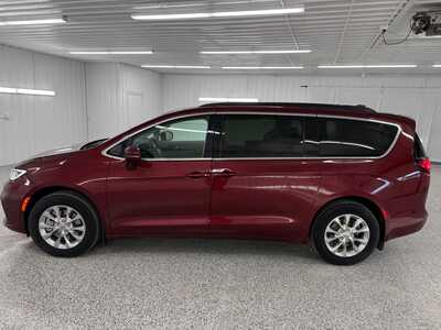 2022 Chrysler Pacifica, $27995.0. Photo 2