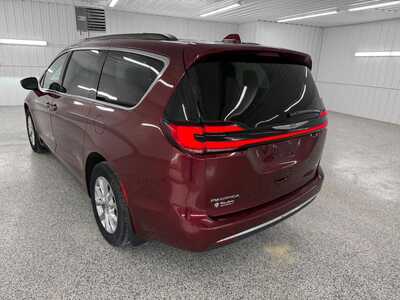 2022 Chrysler Pacifica, $27995.0. Photo 3