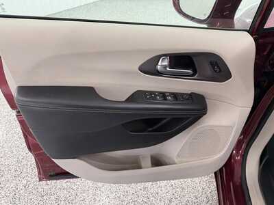 2022 Chrysler Pacifica, $27995.0. Photo 8