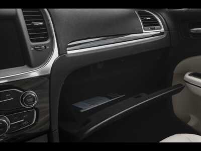 2015 Chrysler 300, $12995.0. Photo 12