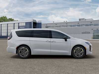 2027 Chrysler Pacifica, $54539.0. Photo 12