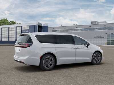 2027 Chrysler Pacifica, $54539.0. Photo 2