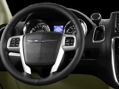 2011 Chrysler Town & Country, $4159.0. Photo 4