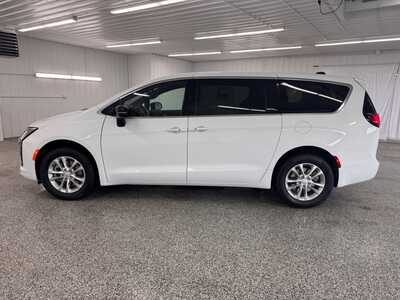 2027 Chrysler Pacifica, $48274.0. Photo 2