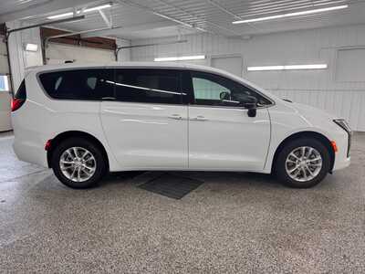 2027 Chrysler Pacifica, $48274.0. Photo 5