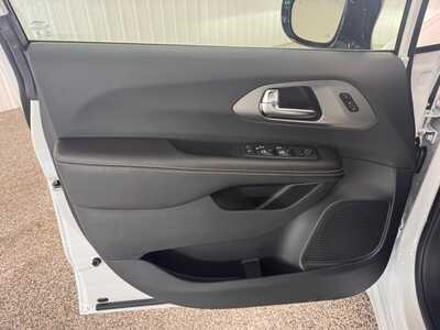 2027 Chrysler Pacifica, $48274.0. Photo 8