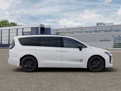 2027 Chrysler Pacifica, $47699.0. Photo 12
