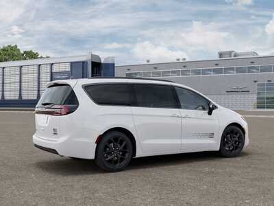 2027 Chrysler Pacifica, $47699.0. Photo 2