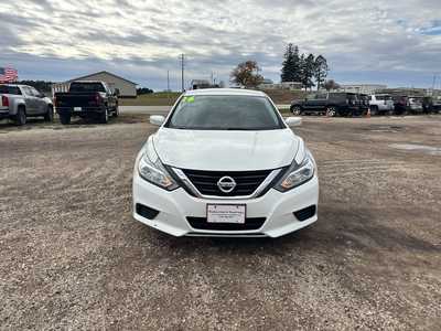 2016 Nissan Altima, $12950. Photo 2