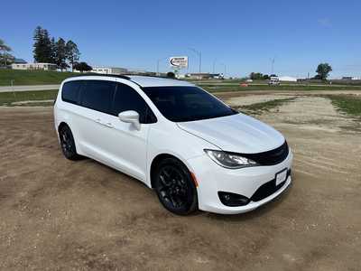 2018 Chrysler Pacifica, $14500. Photo 1