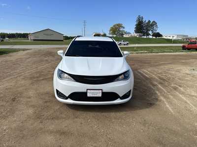 2018 Chrysler Pacifica, $14500. Photo 2